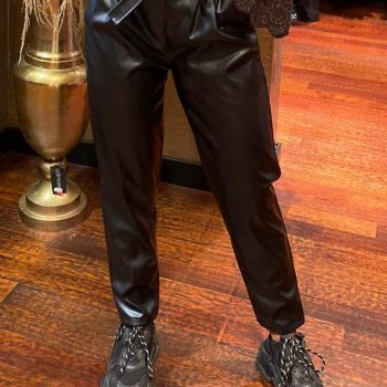 Ambika lederlook broek voorkant