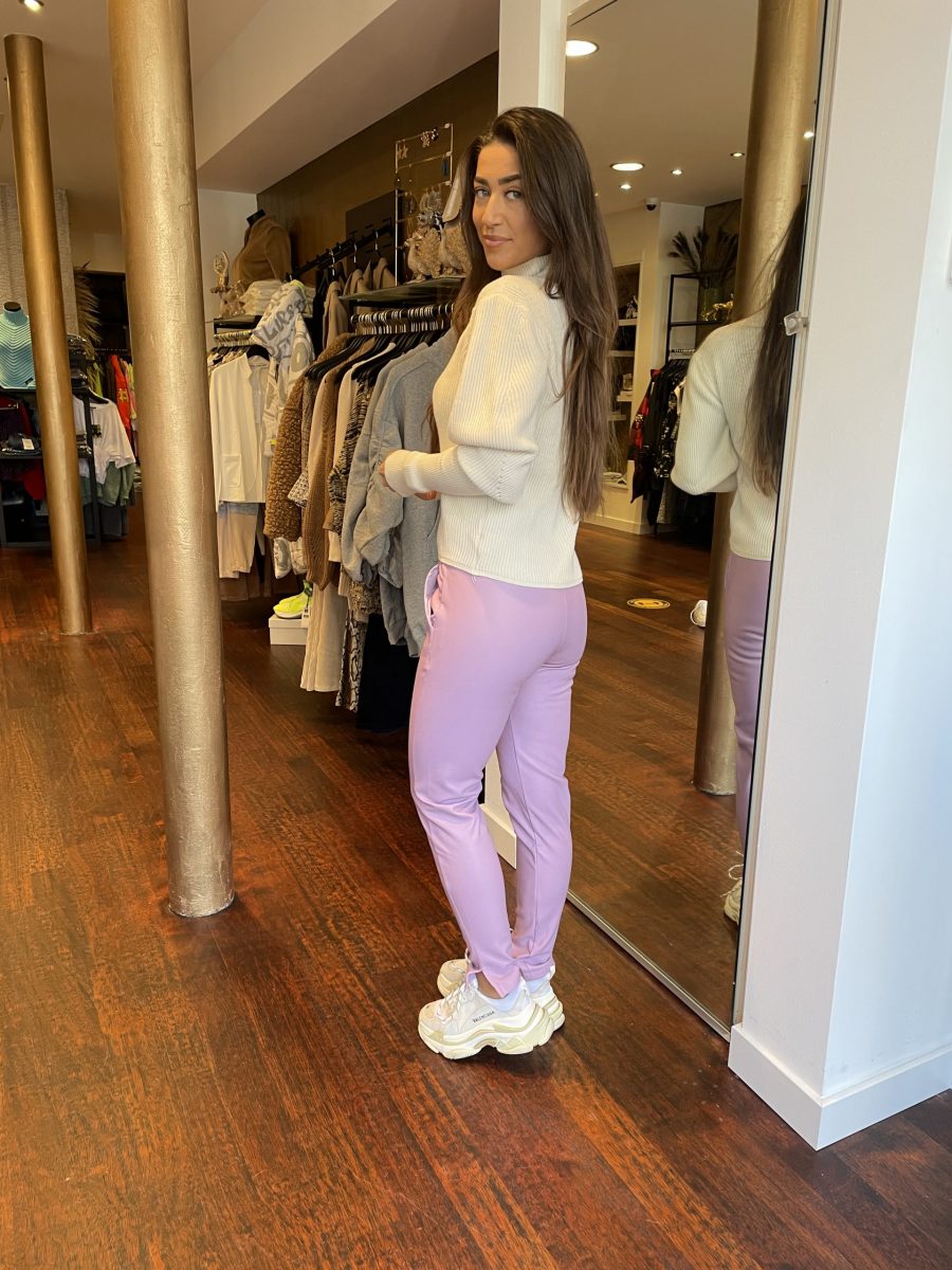 Ambika lederlook broek lila achterkant