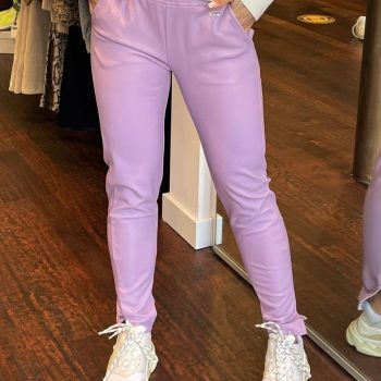 Ambika lederlook broek lila voorkant