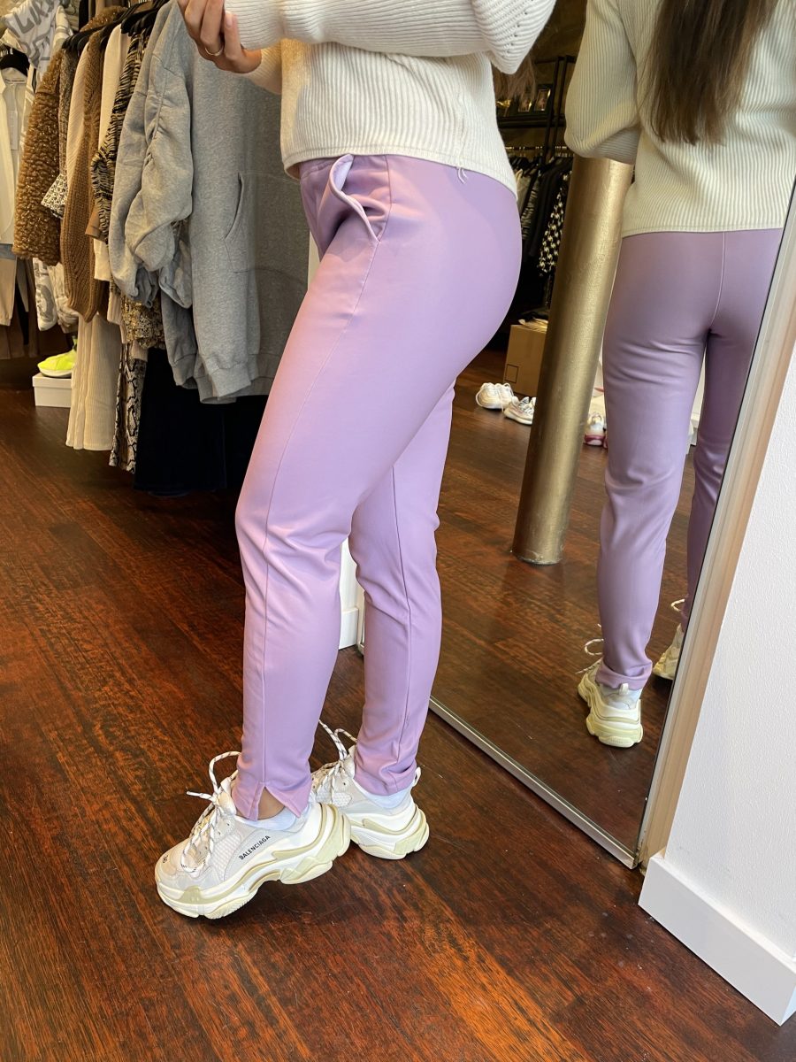 Ambika lederlook broek lila zijkant