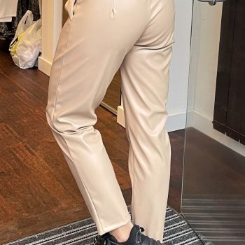 Ambika lederlook broek beige achterkant